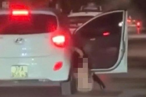 Bản tin 8H: Cô gái trong clip khỏa thân rơi khỏi ô tô nói gì?