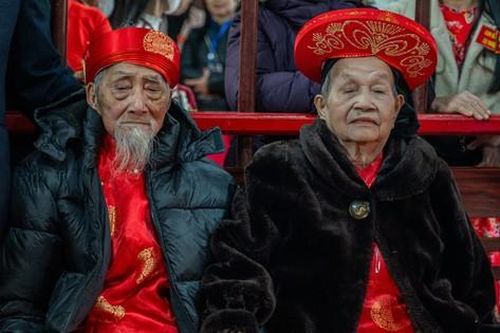 Hàng nghìn người nô nức đổ ra đường xem lễ rước người sống có một không hai ở Quảng Ninh