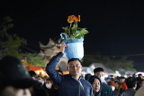 Biển người chen chân tại phiên chợ 'mua may, bán rủi' độc đáo nhất Bắc Bộ