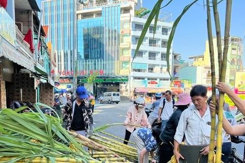 Chợ 'lễ vật linh thiêng' vía Trời họp mỗi năm 1 lần ở TPHCM