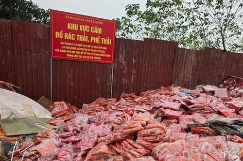 Hà Nội: Bãi rác bánh kẹo khổng lồ tại thủ phủ sản xuất La Phù
