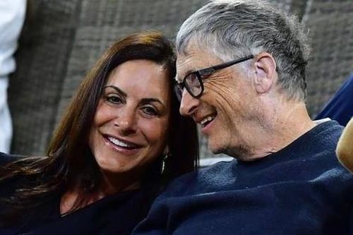 Bill Gates bị chỉ trích vì khoe người yêu