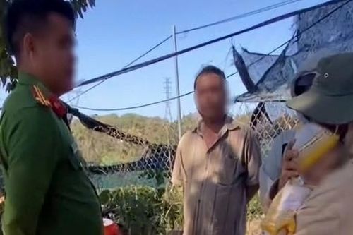 Con khóc giữa quán cơm, mẹ bị báo công an vì nghi bắt cóc