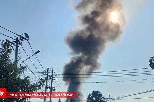 Cháy ở xóm trọ TP.HCM, khói đen bốc cao hàng chục mét