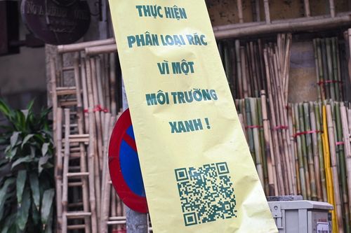 Biển báo giao thông kiểu 'trốn tìm' trên các tuyến phố ở Hà Nội