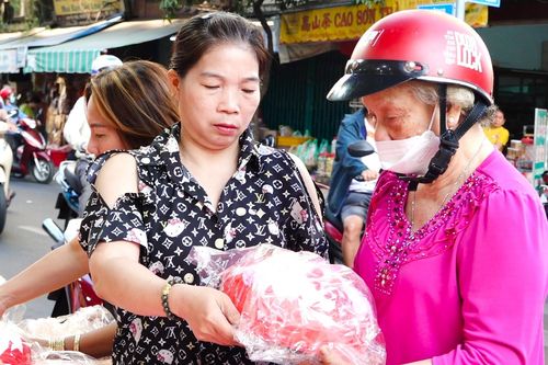 Ngày đêm làm hàng nghìn bánh truyền thống phục vụ ngày vía Thần Tài