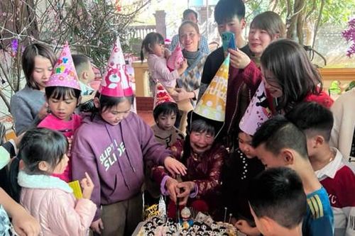 Sinh nhật tuổi 100, cụ bà ở Nghệ An bao cả quán trà sữa mời con cháu