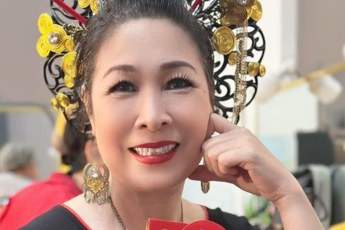 NSND Hồng Vân gầy thấy rõ bên xấp lì xì, MC Vân Hugo khoe body gợi cảm