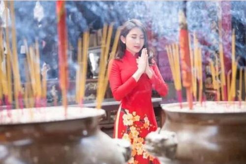 Phụ nữ 'đến tháng' đi chùa được không, cần lưu ý điều gì?