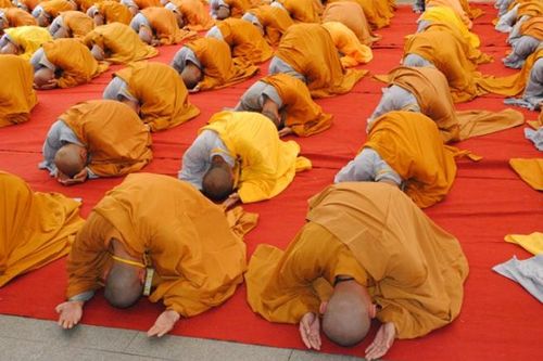 Cách lạy Phật đúng nhất mang lại nhiều ơn ích khi đi lễ chùa