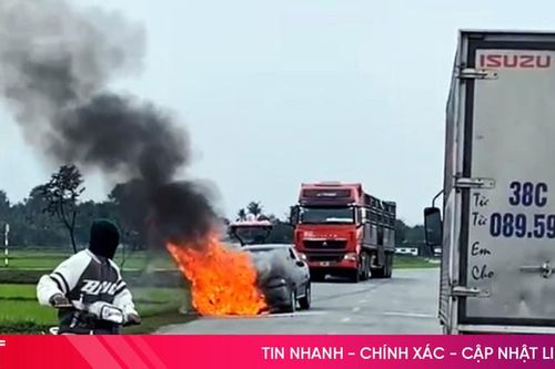 Ô tô bốc cháy dữ dội khi đang lưu thông trên đường ở Hà Tĩnh