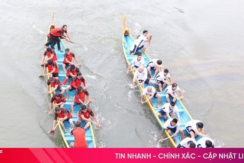 2 đội của thị trấn Phố Châu cùng nhất giải đua thuyền trên sông Ngàn Phố