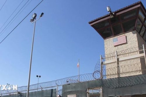 Mỹ bắt đầu chuyển người nhập cư tới căn cứ Guantanamo