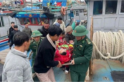 Bộ đội Biên phòng Nghệ An cấp cứu kịp thời thuyền viên bị tai biến
