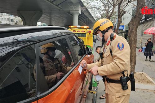 Hà Nội xử phạt ô tô dừng đỗ, đón trả khách sai quy định
