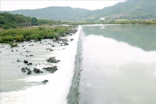 Hệ thống thủy nông lớn nhất Phú Yên mở nước phục vụ sản xuất