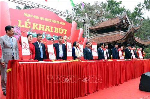 Khai bút đầu Xuân tại đền thờ thầy giáo Chu Văn An