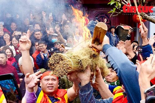 Sân đình đỏ lửa hội thi nấu cơm làng Thị Cấm