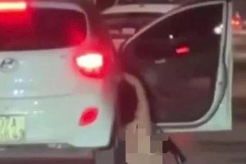 Người phụ nữ không mặc quần áo văng khỏi xe ôtô khai gì?