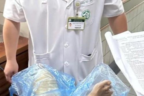 Người đàn ông nhập viện với bàn chân bọc trong túi nilon