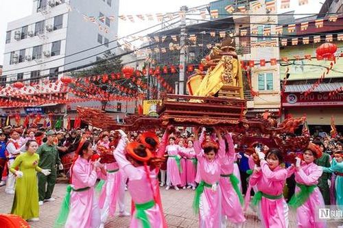 5 năm mới có một lần, hàng nghìn người xem kiệu 'bay' giữa phố