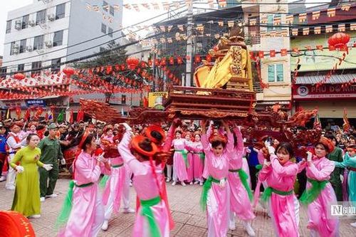 Cận cảnh kiệu 'bay' giữa phố Hà Nội