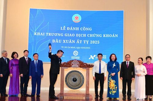 Chứng khoán 'xanh mướt' trong phiên khai Xuân