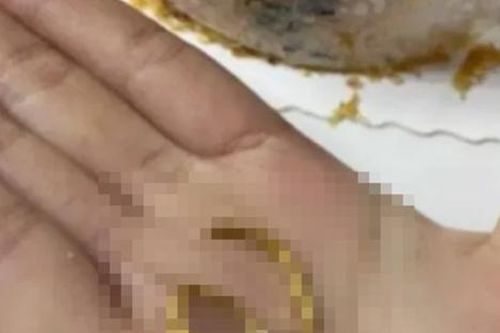 Ăn bánh do bạn trai chuẩn bị, cô gái vội vàng nhổ ra khi cắn phải vật lạ