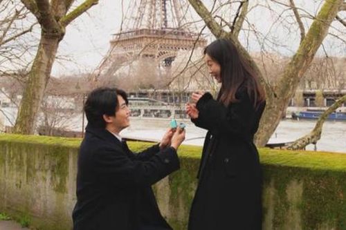 Nam ca sĩ nổi tiếng quỳ gối cầu hôn bạn gái lãng mạn giữa lòng Paris