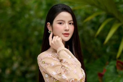 Vợ Quang Hải khoe vẻ đẹp nền nã