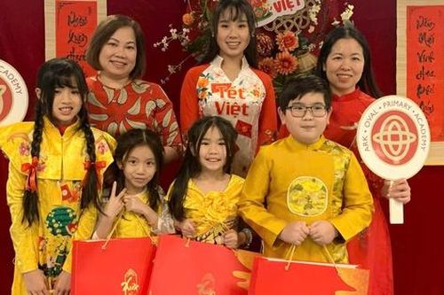 Hiệp hội phụ nữ và trẻ em Việt Nam tại Vương quốc Anh giới thiệu Tết Việt cho học sinh bản xứ