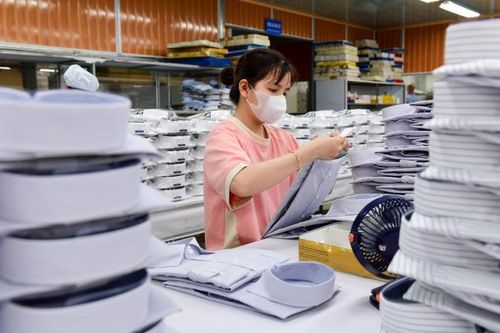 Ngành sản xuất khởi đầu năm mới chậm chạp