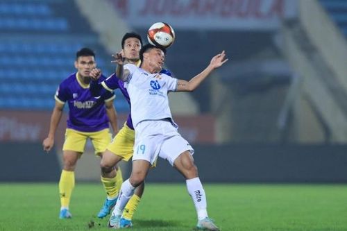 Cựu vương cùng tân vương 'xông đất' V.League