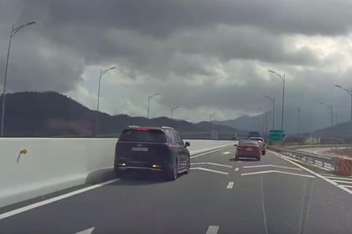 Ô tô 7 chỗ chạy lùi trên cao tốc Nha Trang - Cam Lâm