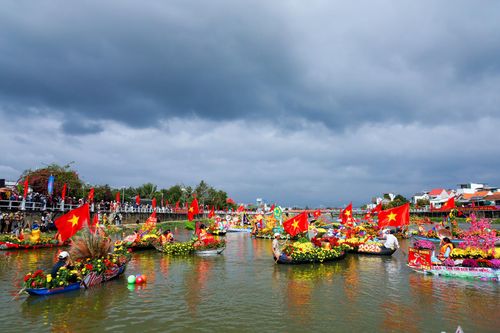 Rộn ràng lễ hội thuyền hoa và đua thuyền trên sông Dinh