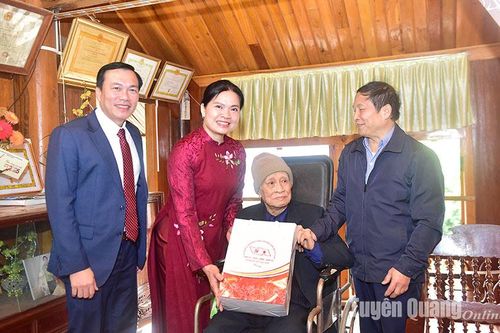 Bí thư Tỉnh ủy Hà Thị Nga thăm, tặng quà đảng viên lão thành tại huyện Chiêm Hóa