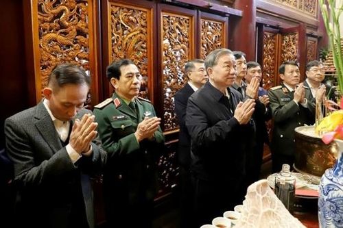 Tổng Bí thư Tô Lâm dâng hương tưởng niệm các Vua Hùng