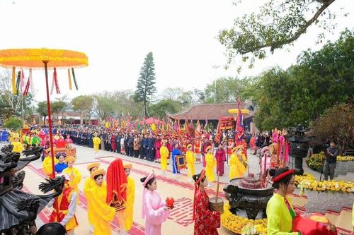 Linh thiêng Lễ hội Đền Mẫu Âu Cơ