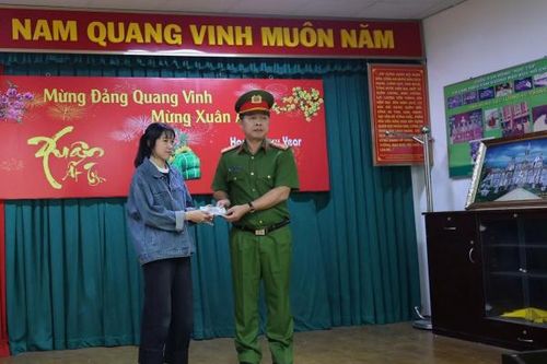 Đối tượng ngoại quốc vờ mua hàng rồi 'xào trộn' 20 triệu đồng