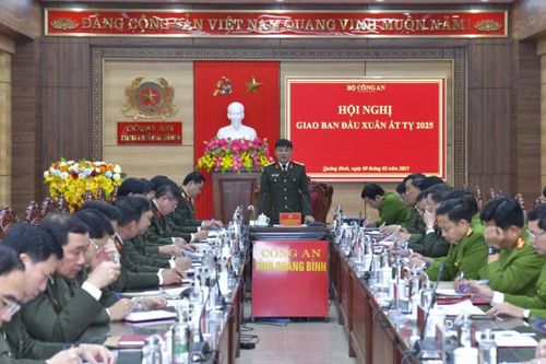 Công an Quảng Bình đảm bảo ANTT, giúp nhân dân vui Tết, đón Xuân an lành