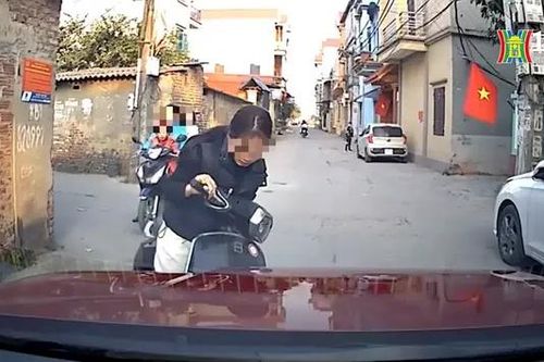 Va chạm giao thông vì xe máy đi ẩu, thiếu quan sát
