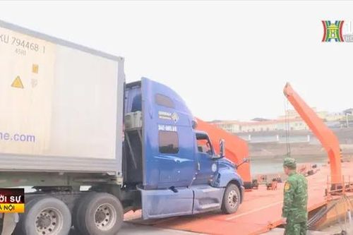 Lô hàng đầu năm xuất khẩu qua lối mở cầu phao