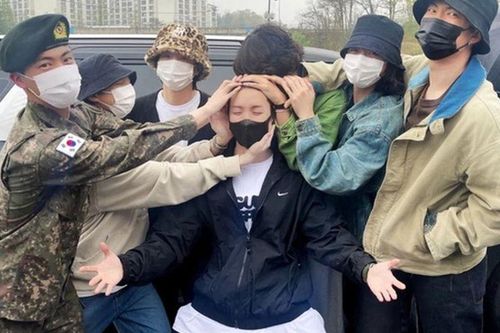 Sao Hàn xuất ngũ trong năm 2025: BTS khiến cổ phiếu tăng khi tái hợp, 'mỹ nam không góc chết' trở lại