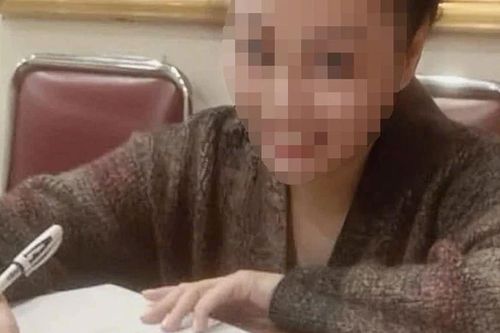 Kết quả ma túy của người phụ nữ khỏa thân, rơi xuống đường khi ô tô đang chạy