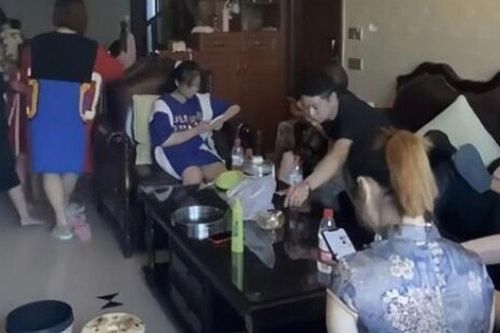 3 ngày Tết không thấy con dâu đưa cháu đi chúc họ hàng, mẹ chồng mắng nhưng nghe con dâu đáp thì sững người