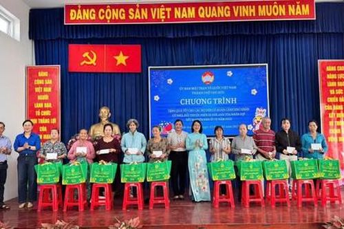 TPHCM chi hơn 1.295 tỷ đồng chăm lo Tết Ất Tỵ 2025