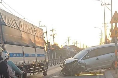 Điều tra nguyên nhân vụ xe ô tô tông vào dải phân cách, nát đầu