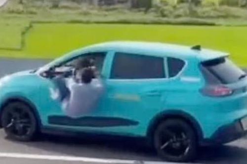 Người đàn ông chui cửa ôtô rồi băng ngang cao tốc có dấu hiệu bệnh thần kinh