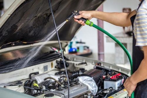 Có nên xịt rửa trực tiếp vào khoang máy ô tô?