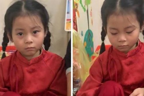 Clip bé gái với gương mặt 'gượng ép' đưa tiền lì xì cho mẹ khiến ai cũng bật cười